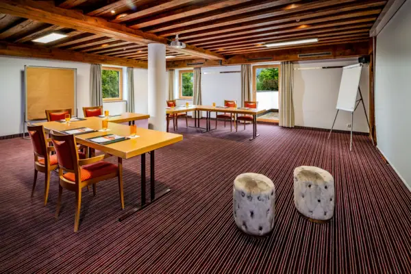 Kamer Maximiliaan Een kamer met tafels en stoelen.