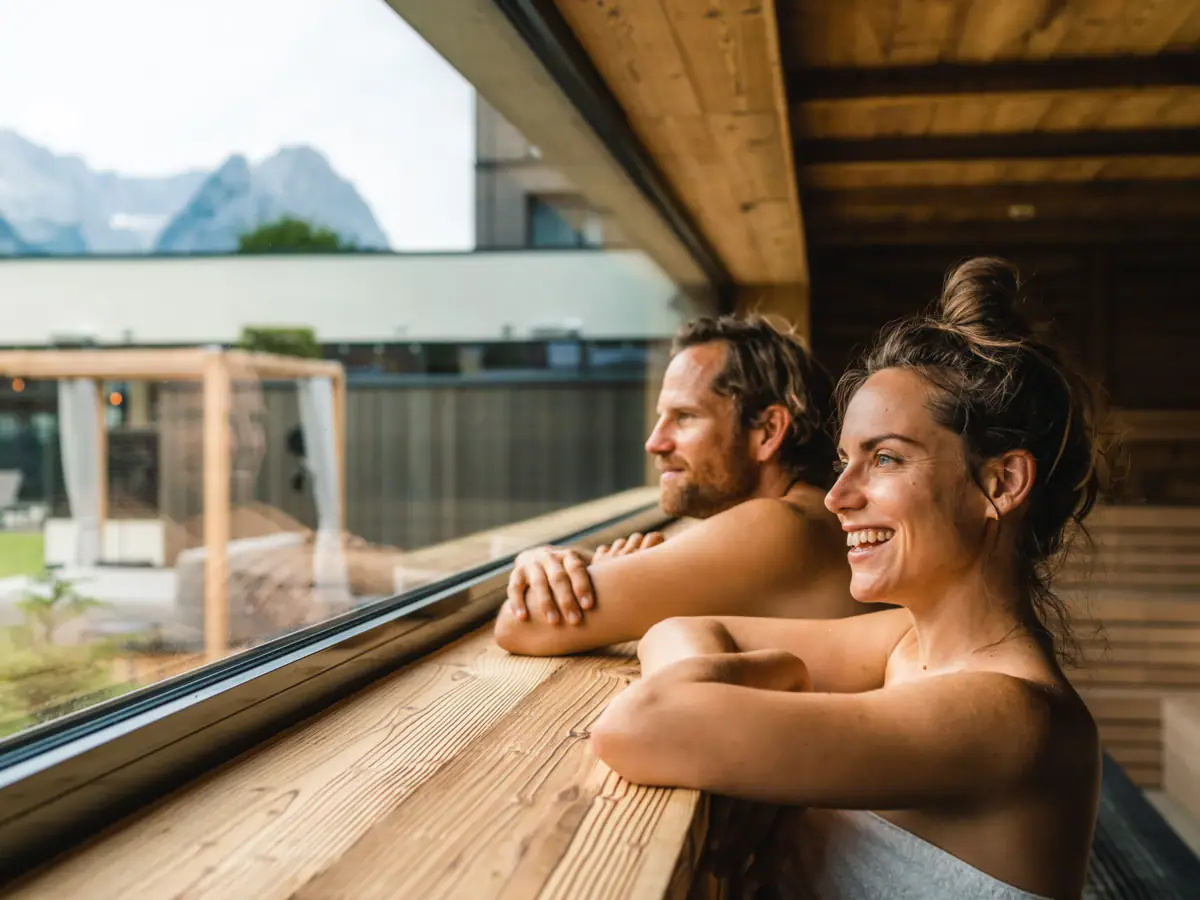 Panorama sauna Een man en een vrouw kijken uit een raam.