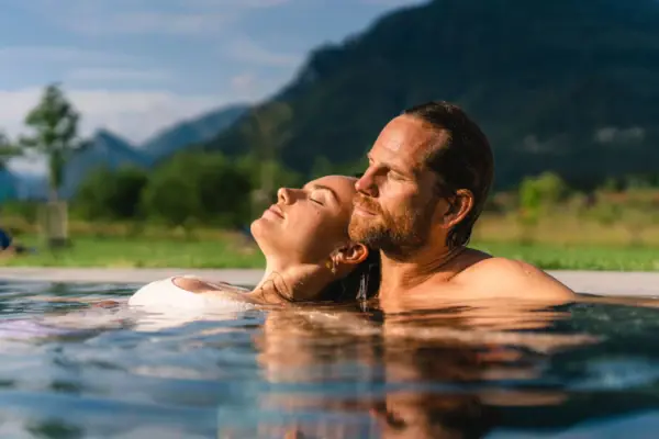 Een man en een vrouw in het water.