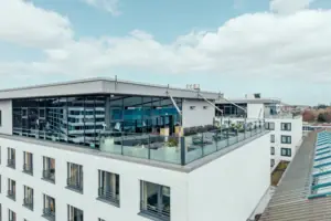 Een gebouw met glazen ramen.