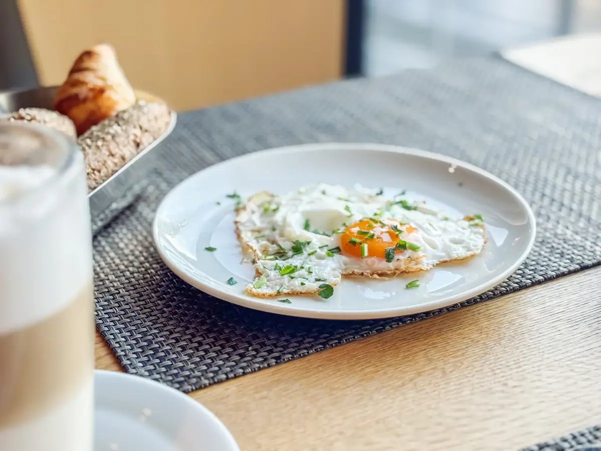 Een bord eten op een tafel.