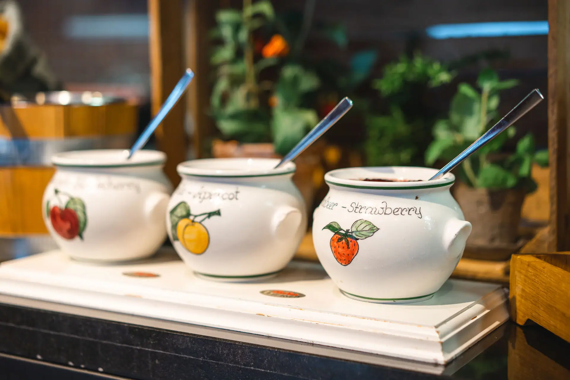 Een groep witte potten met lepels.