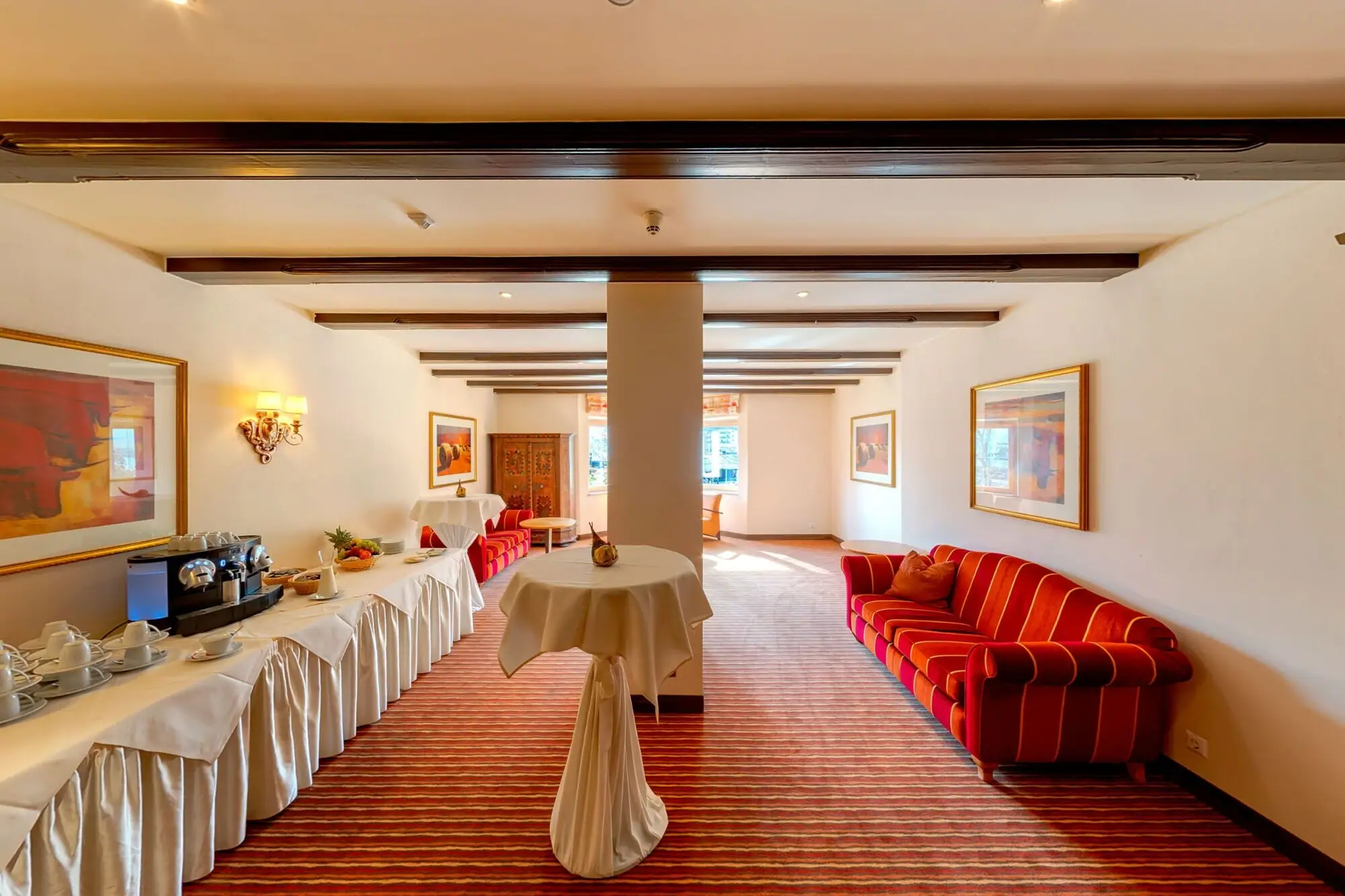 Foyer Een kamer met tafels en stoelen.