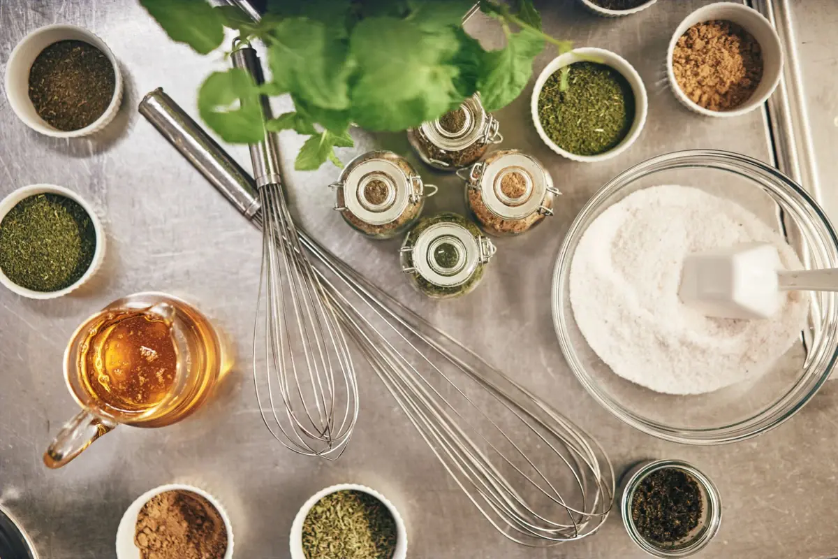 Een groep specerijen en een kom bloem en garde.