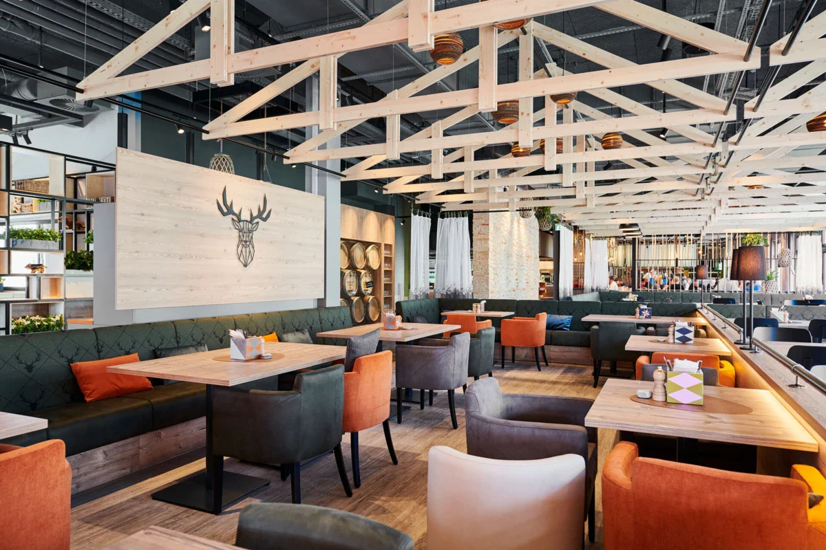 Een restaurant met tafels en stoelen.