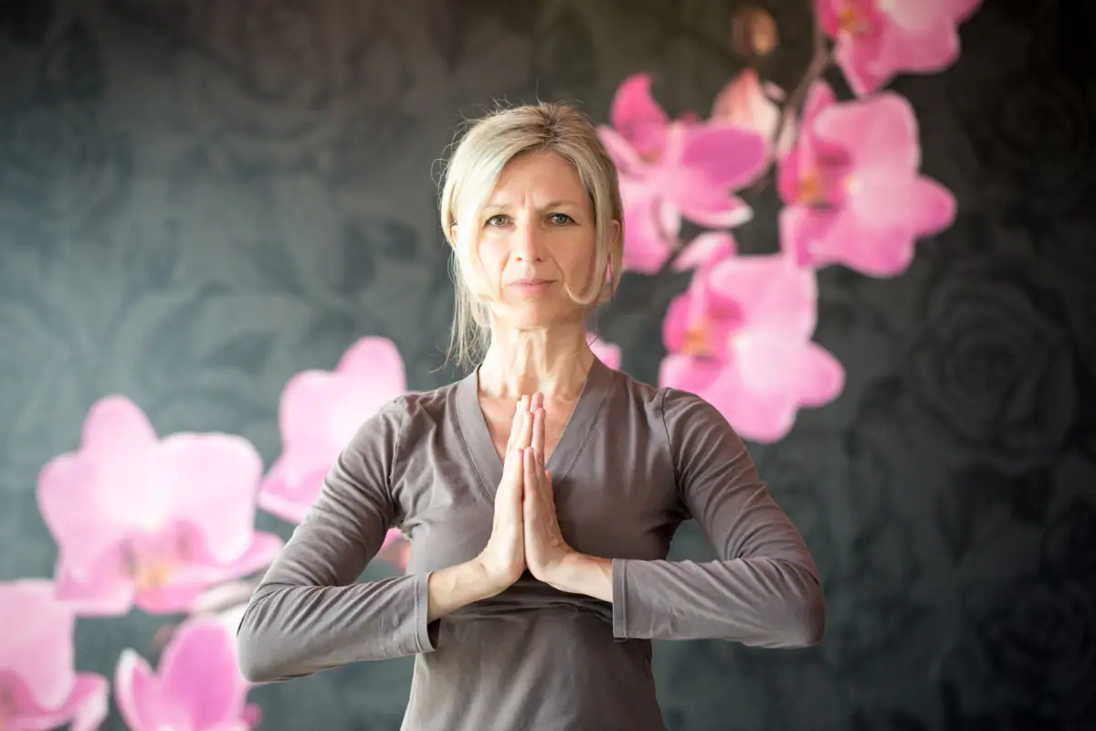 Een vrouw doet een yogahouding.