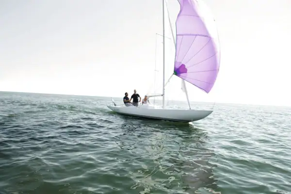 Een groep mensen op een zeilboot.