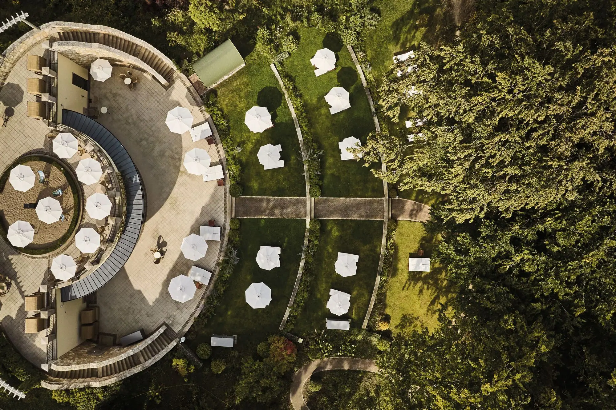 Luchtfoto van een gebouw met zonneschermen en grasvelden