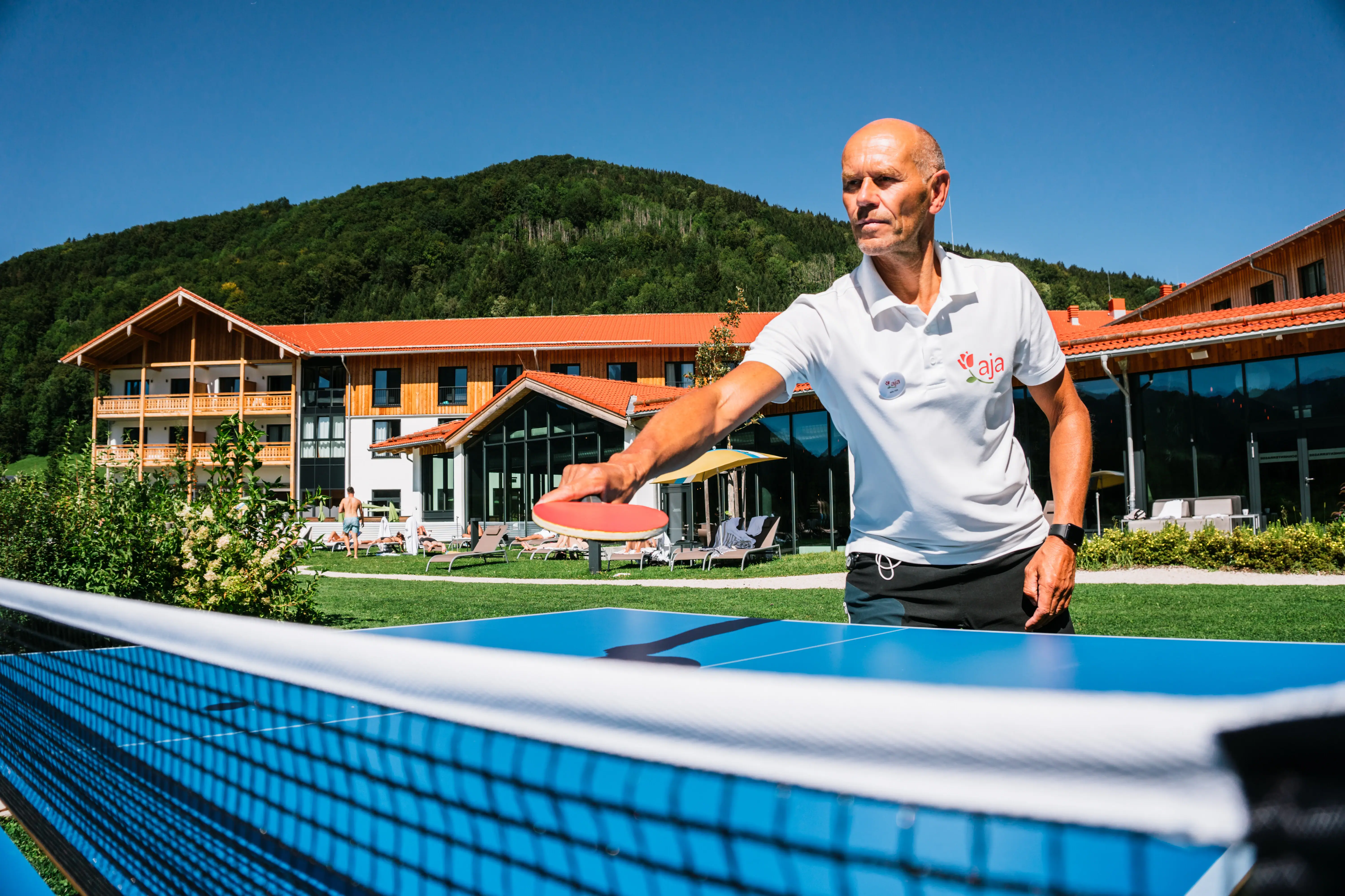 Een man houdt een tennisracket vast.