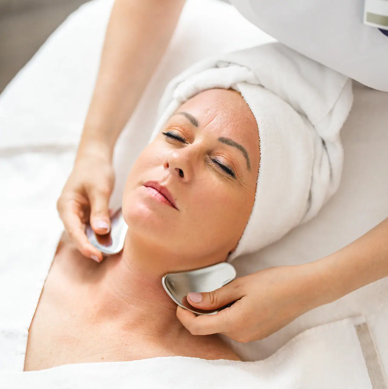 Een vrouw krijgt een gezichtsmassage.