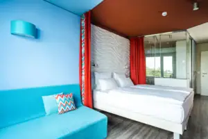 Een kamer met een bed en een bank.