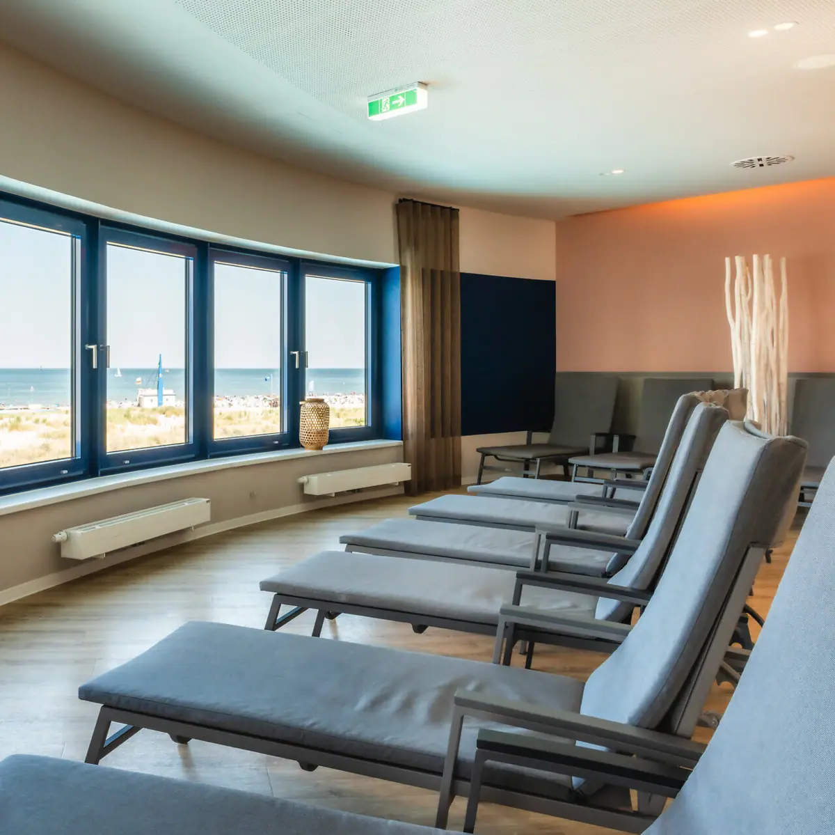 Een ruimte met stoelen en ramen, ingericht in een moderne stijl. Met uitzicht op de Oostzee.