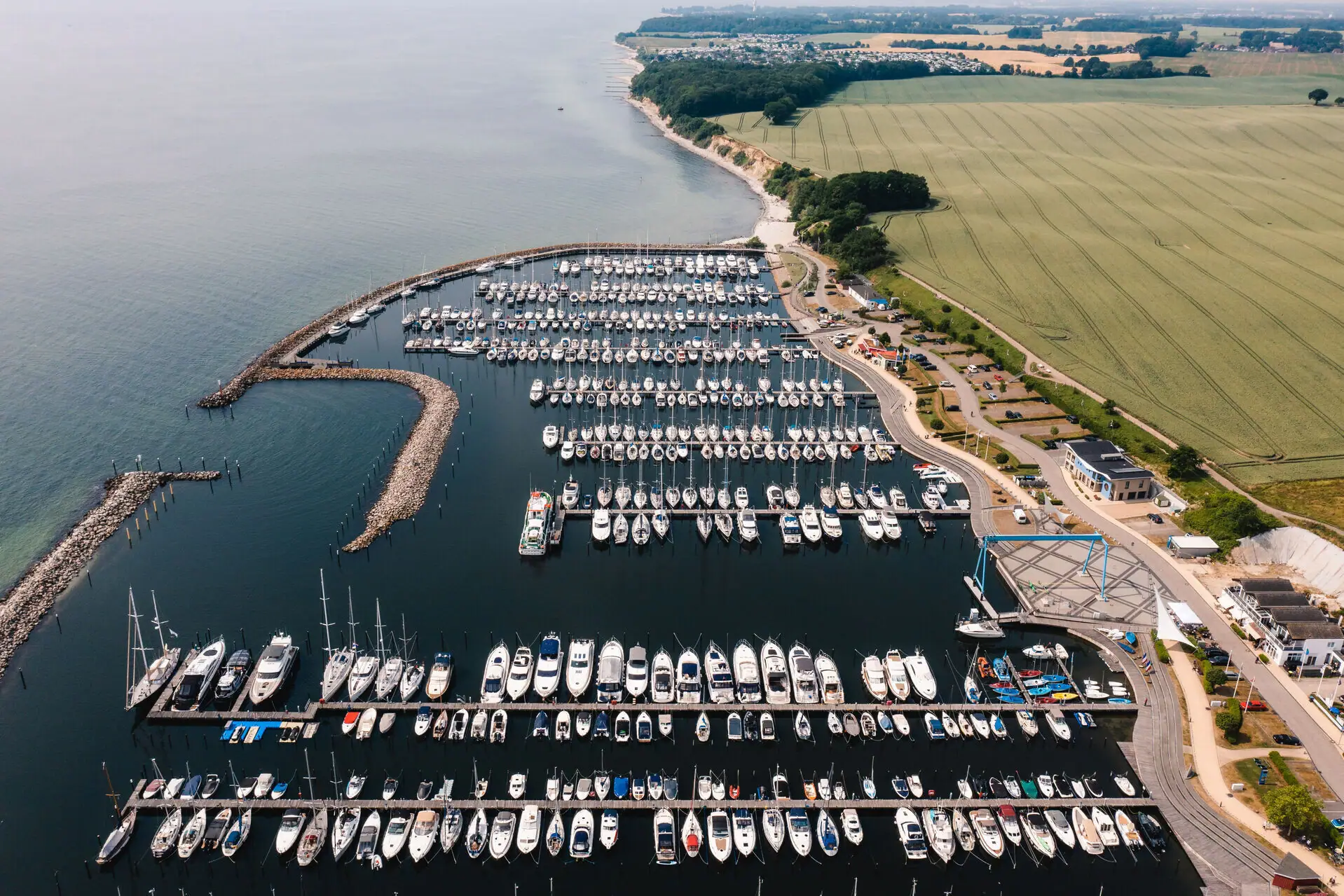 Marina Een jachthaven met veel boten en een waterpartij.
