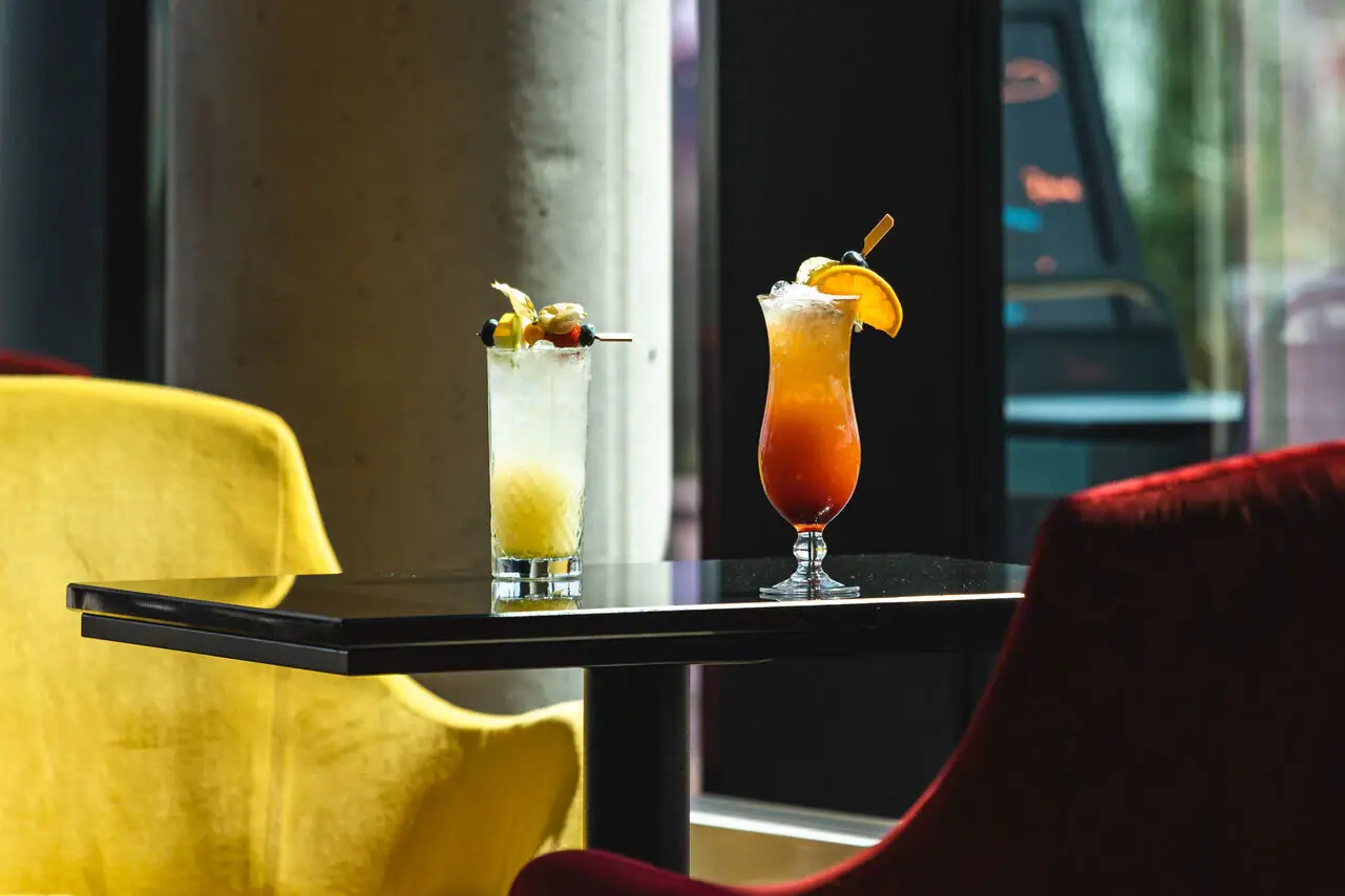 Cocktails Twee glazen met drank op een tafel.