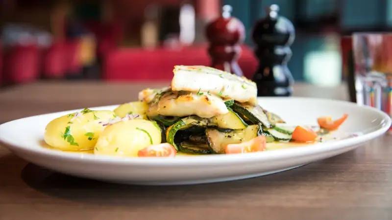 Een bord eten op een tafel.