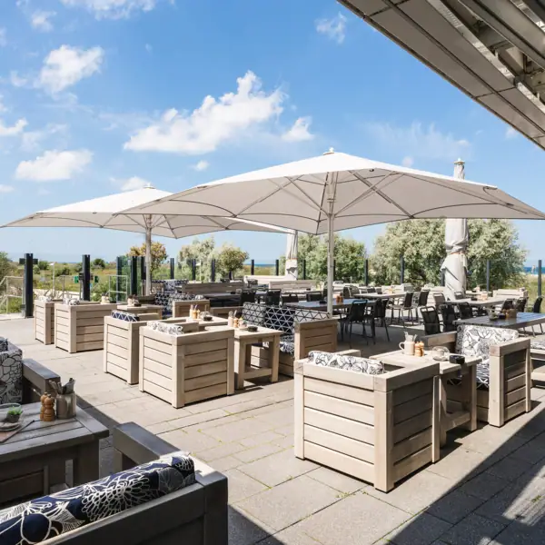 Een terras met tafels en stoelen.