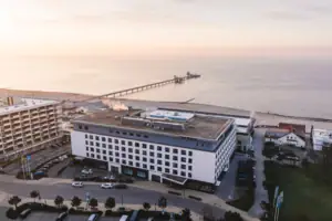 Ein Gebäude neben einem Gewässer unter einem bewölkten Himmel.