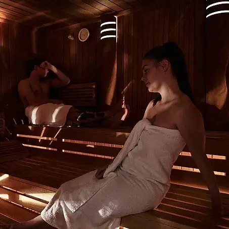 Een vrouw en een man in een sauna.