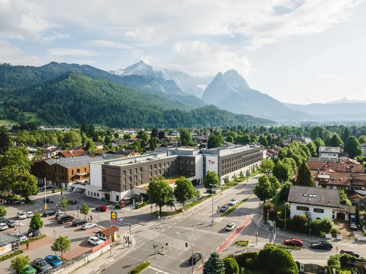 aja Garmisch-Partenkirchen Stadsgezicht met veel gebouwen en bomen