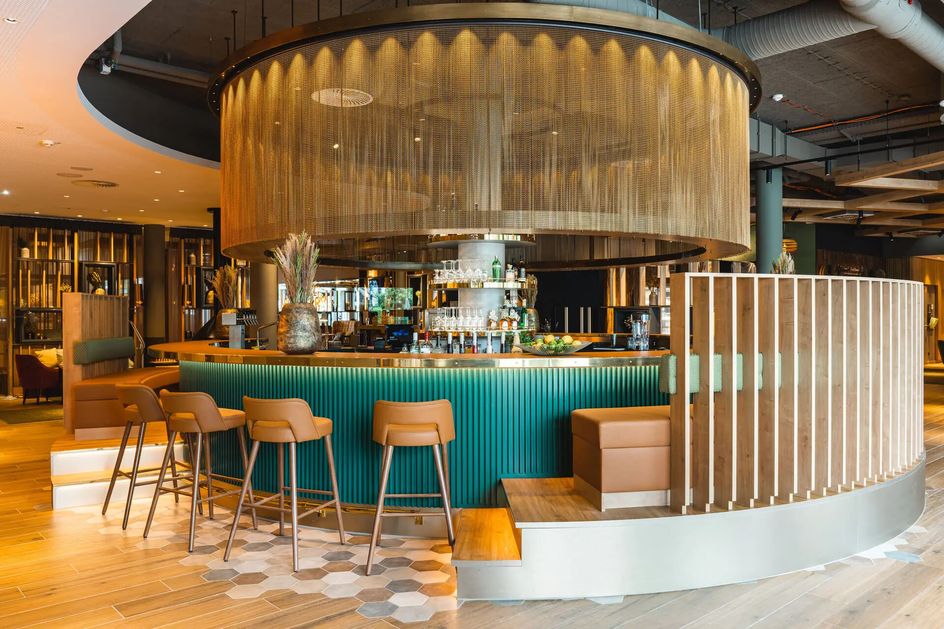 Ronde bar met stoelen in het binnengedeelte