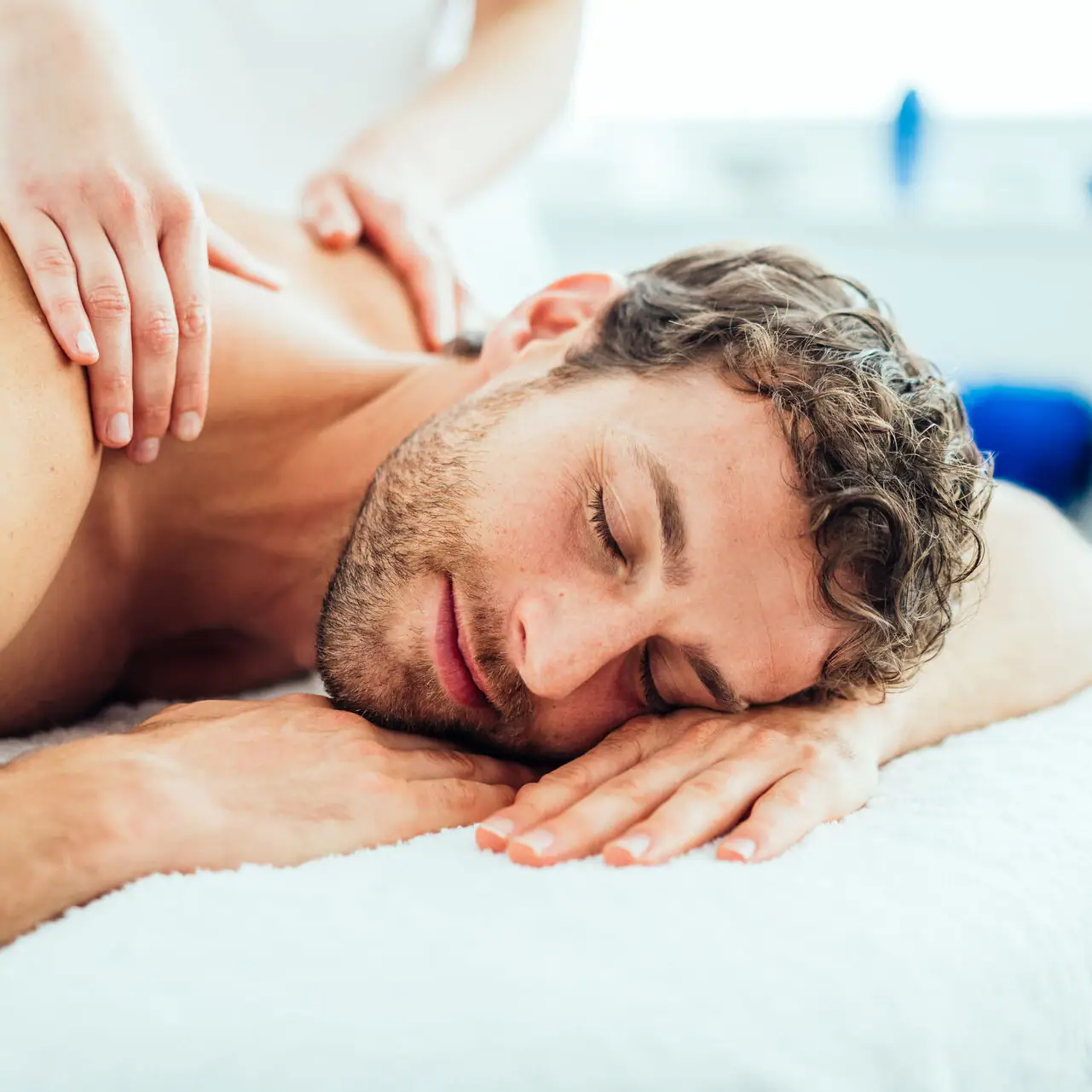 Massage Een man ligt op een massagetafel.