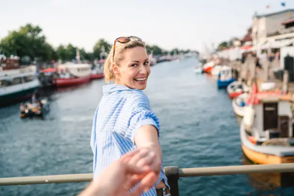 Een vrouw houdt buiten de hand van een man vast.