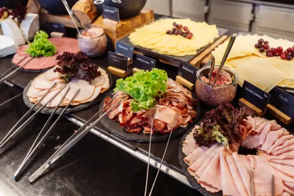 Worst Een buffettafel met verschillende soorten vleesgerechten.