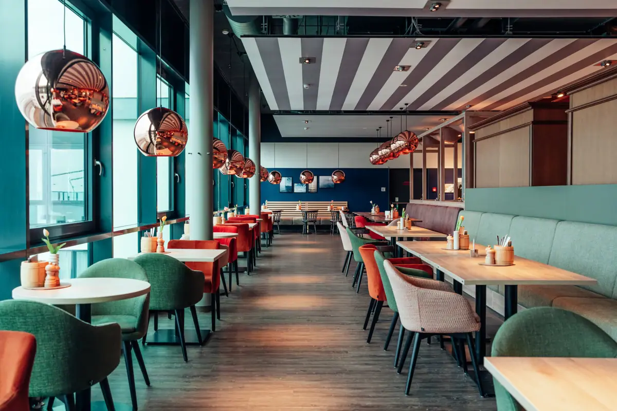 Restaurant met tafels en stoelen.