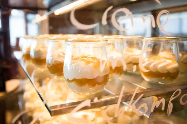 Een groep dessertglazen.