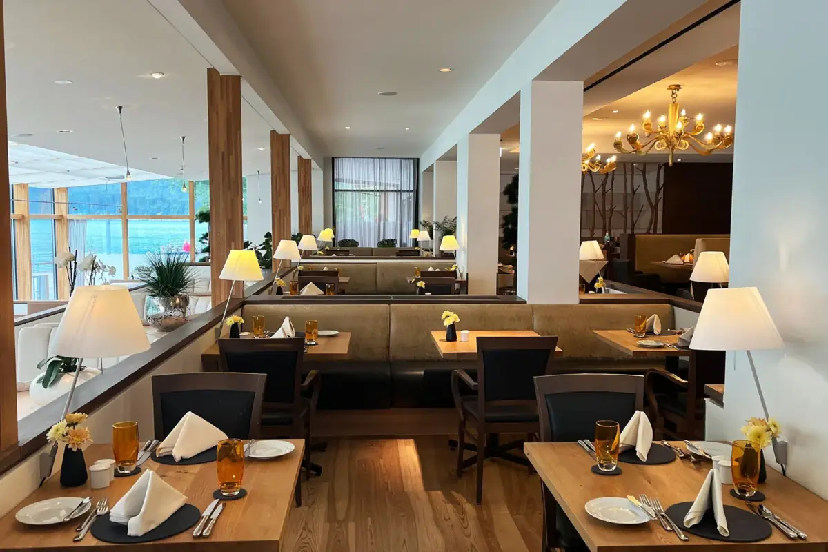 Een restaurant met tafels en stoelen.