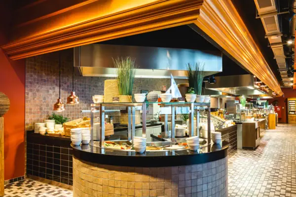Buffetstation bij JEDERMANNS Een keuken met een grote toonbank voor een buffet.
