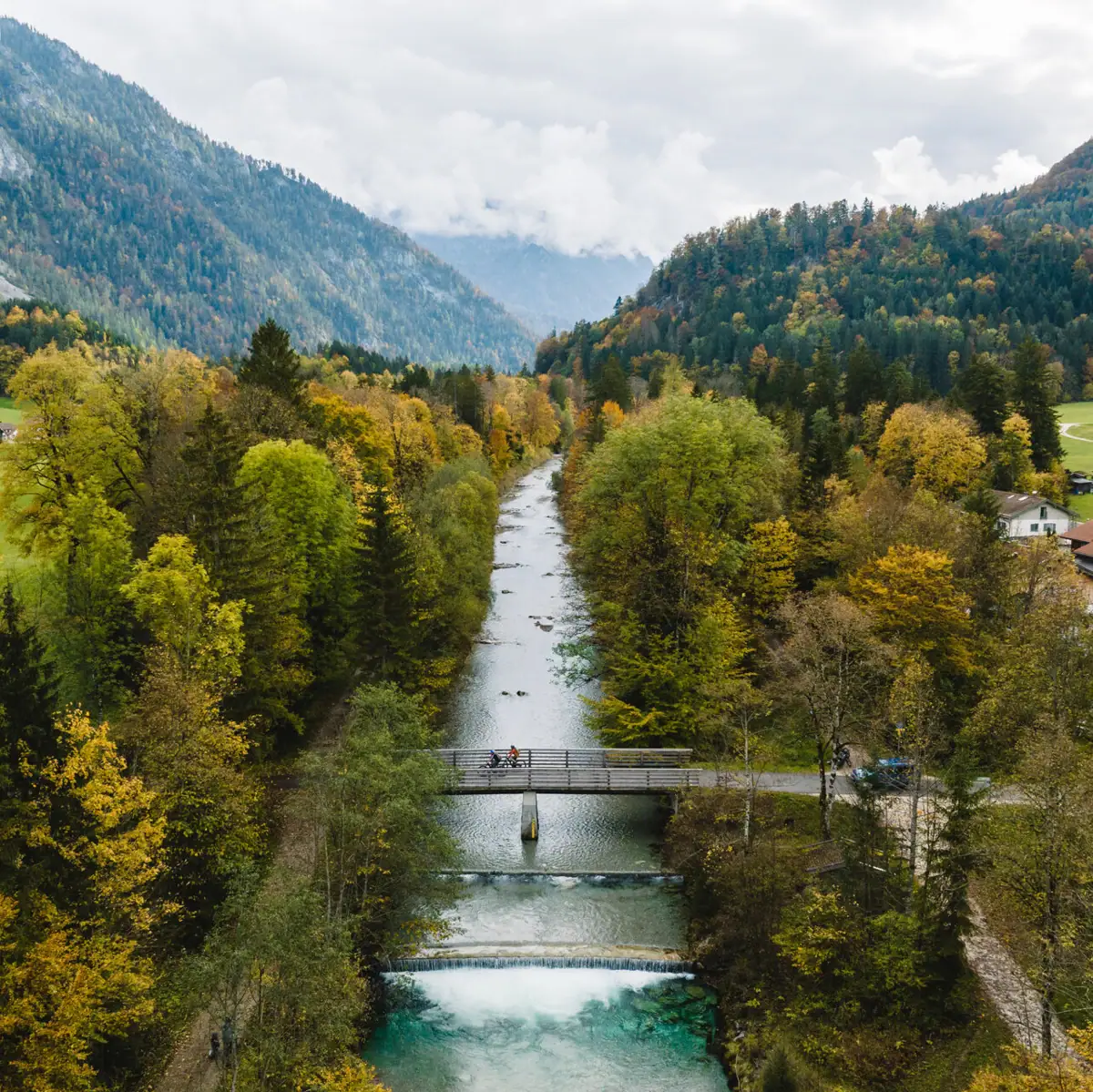 Traun in Ruhpolding Brug over een rivier, omringd door bomen