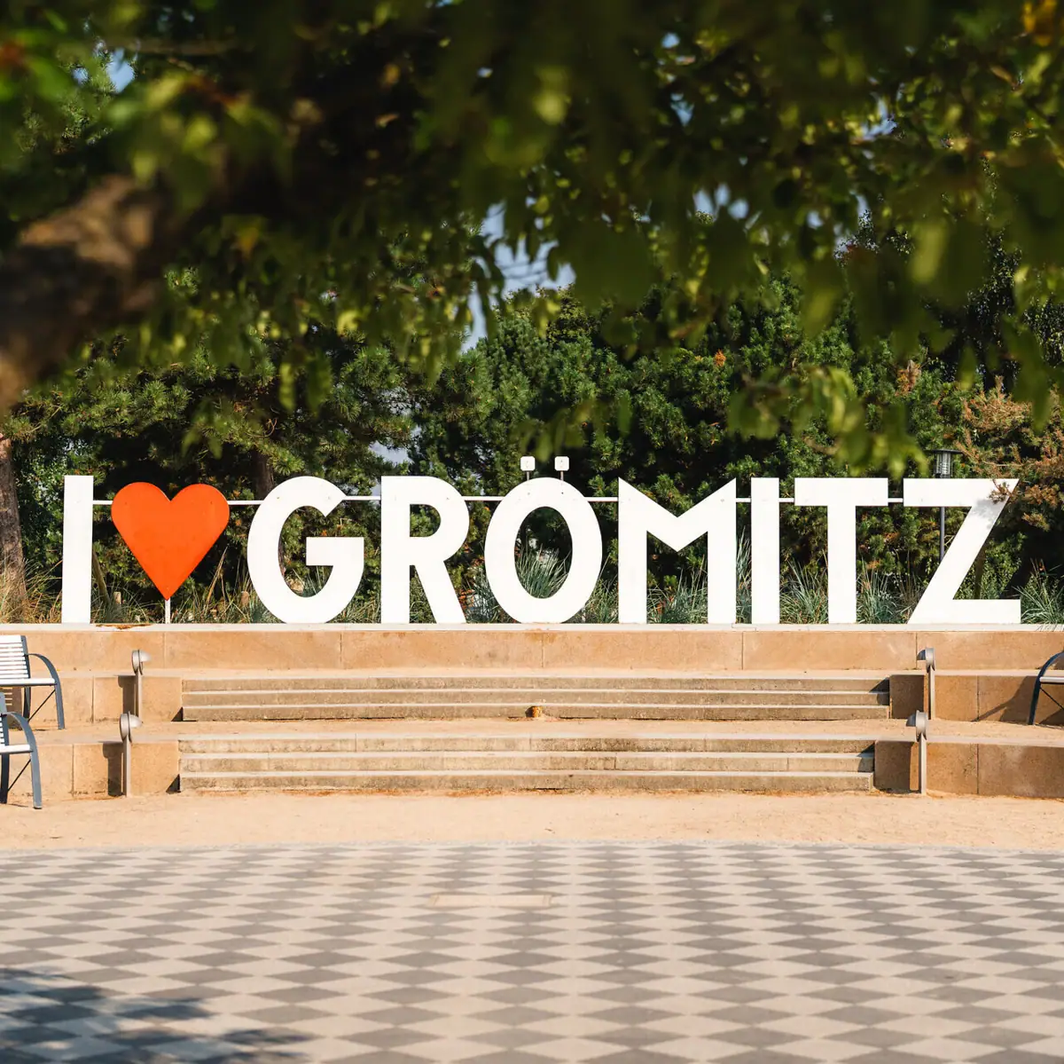 Een bord op een buitentrap.