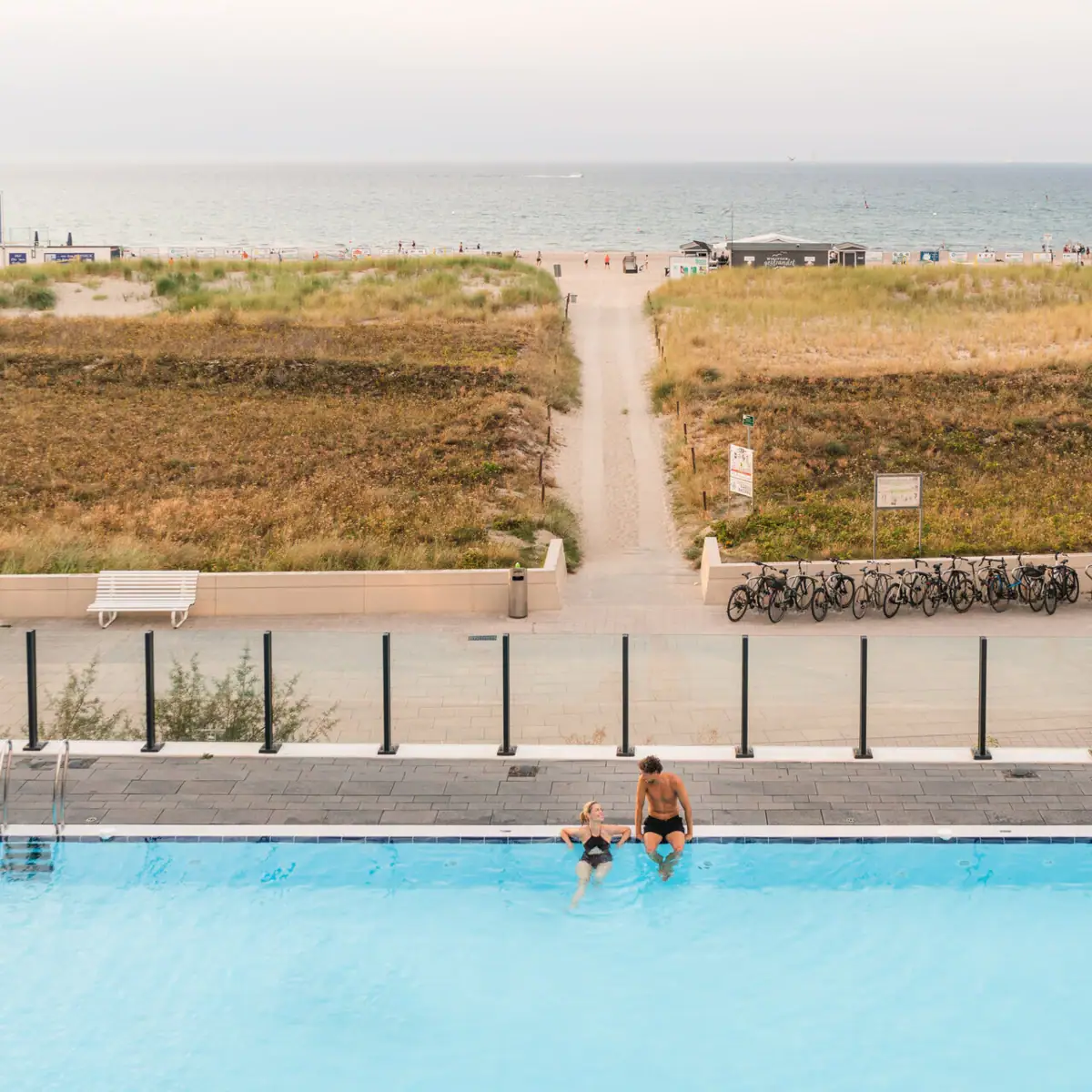 Een man en een vrouw in het zwembad.