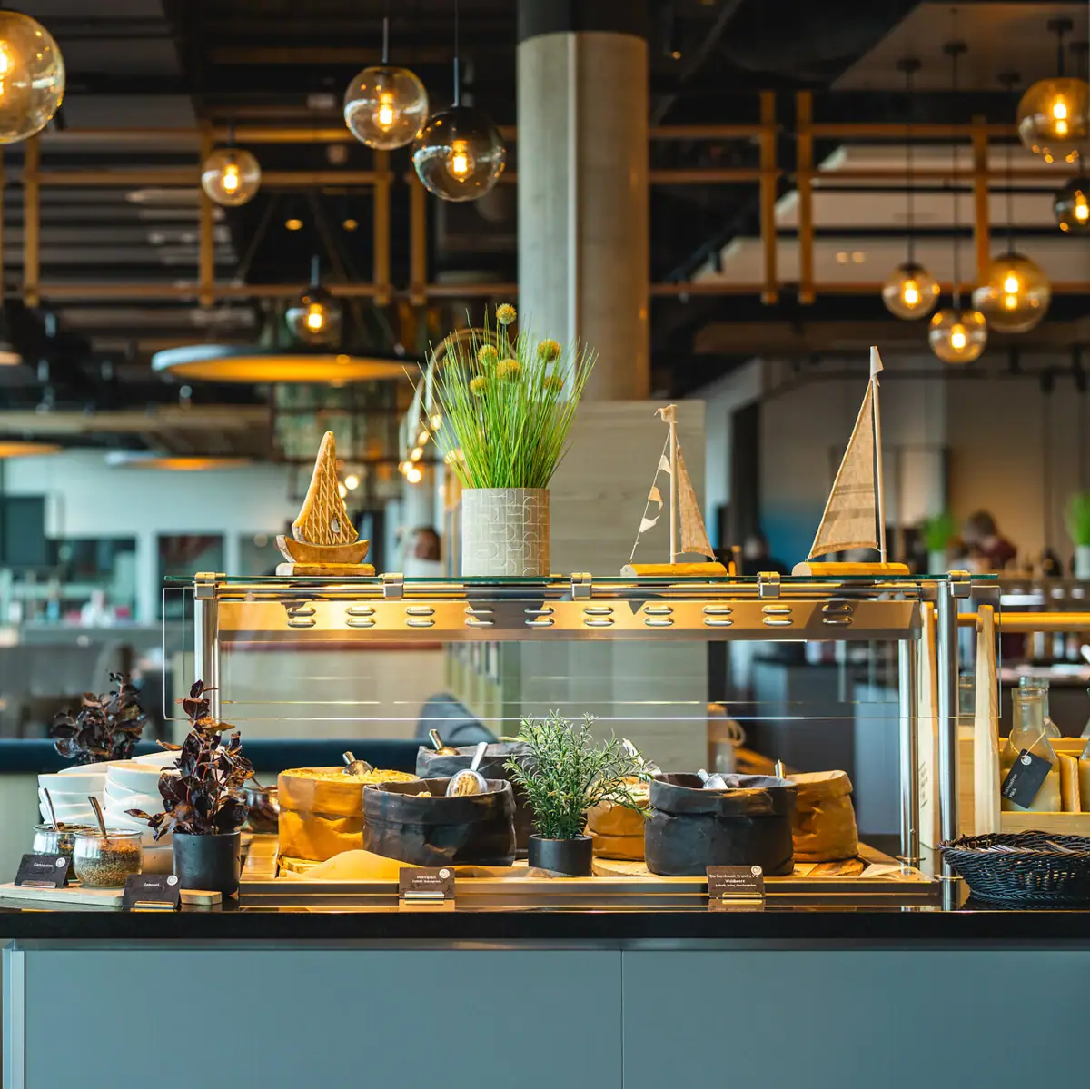 Planten en voorwerpen op een buffet
