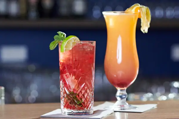 Twee cocktails op een bar.