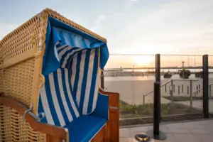 Ein Strandkorb mit blau-weiß gestreiftem Bezug.