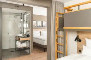 Familiekamer Een kamer met een bed en een douche.