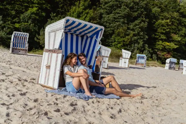 Een man en een vrouw zitten in een strandstoel in Bansin op Usedom.