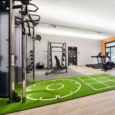 Fitnessruimte bij aja Ruhpolding Een fitnessstudio met trainingsapparatuur.
