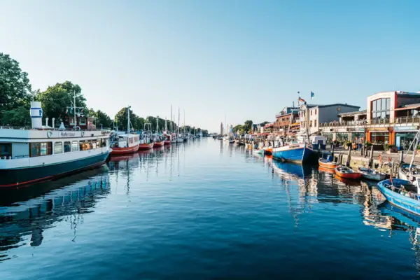 Oude stroom Waterweg met boten en gebouwen, Napels op de achtergrond.