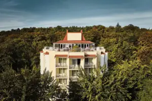 Een gebouw met bomen op de achtergrond.