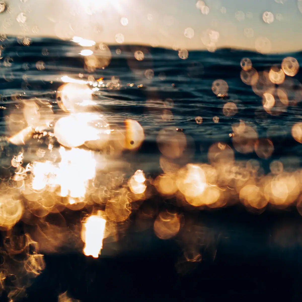 Water Waterdruppels op het wateroppervlak