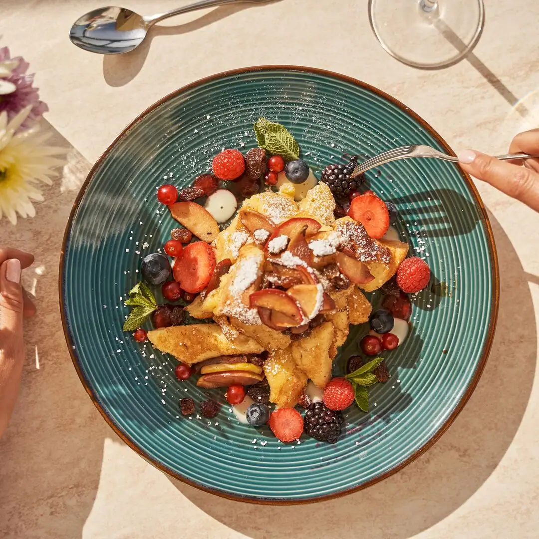 Dessert Een bord met fruit en bessen.