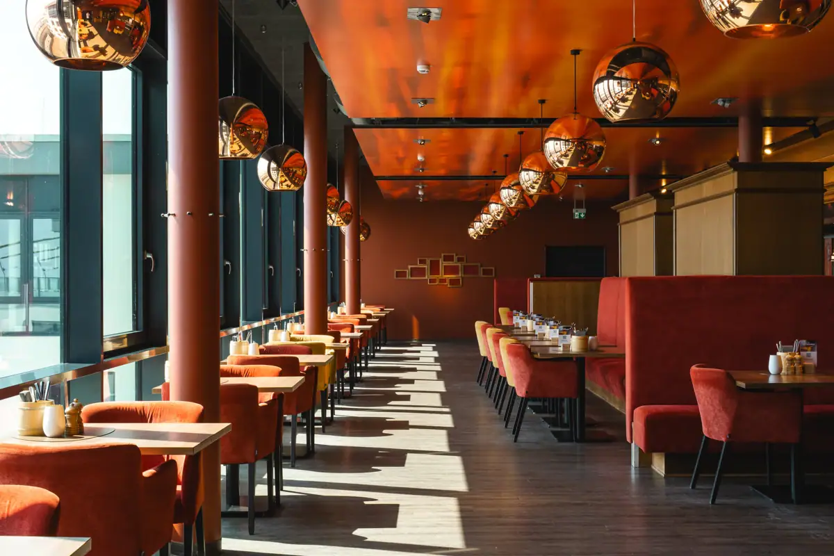 Een kamer met tafels en stoelen.