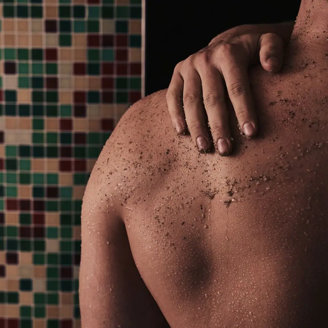 Een man met een hand op zijn schouder.