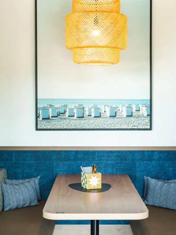 Een tafel met een plafondlamp.