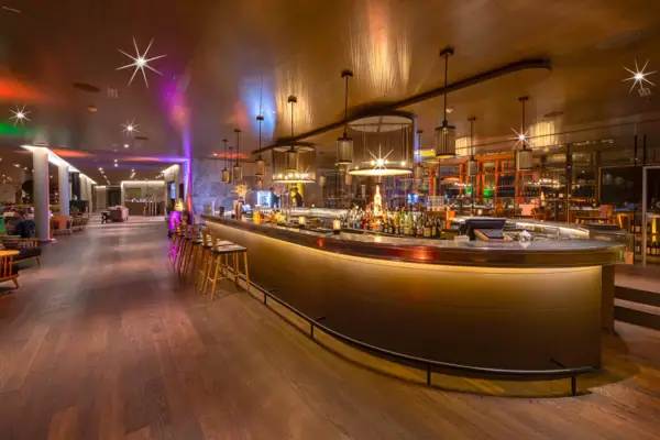 Eine Bar mit Tresen und Hockern.