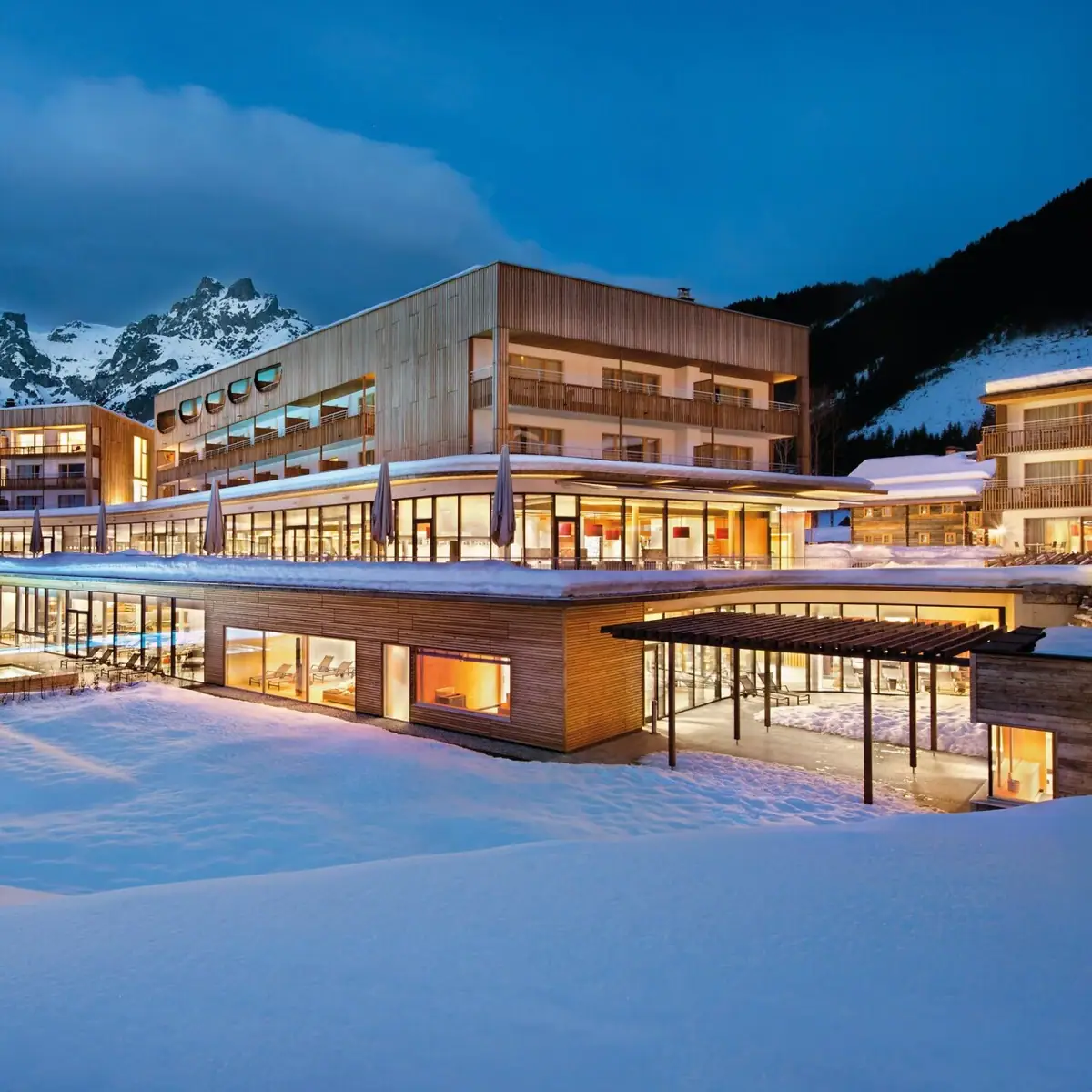 Een verlicht gebouw op besneeuwde grond.