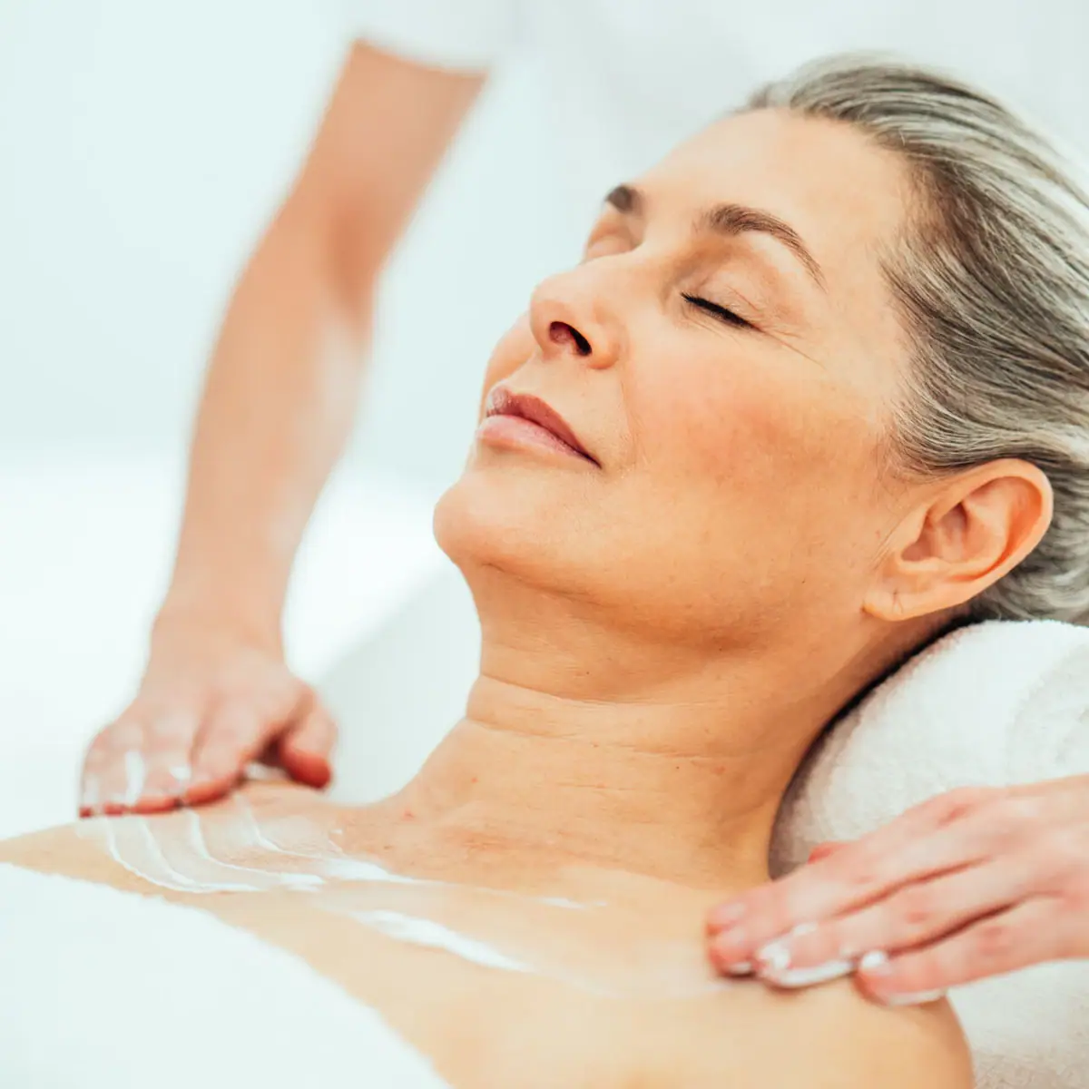 SPA-toepassing Een vrouw krijgt een lichaamsscrub.